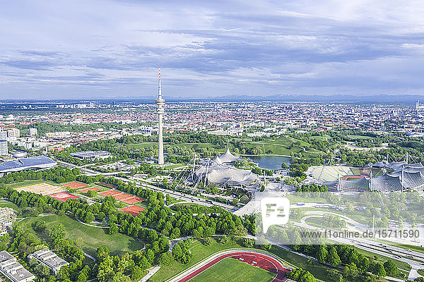 Deutschland  Bayern  München  Luftaufnahme des Olympiaparks und des Olympiaturms im Sommer