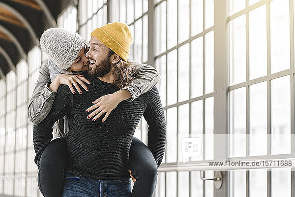 Glückliches junges Paar amüsiert sich an einer U-Bahn-Station  Berlin  Deutschland