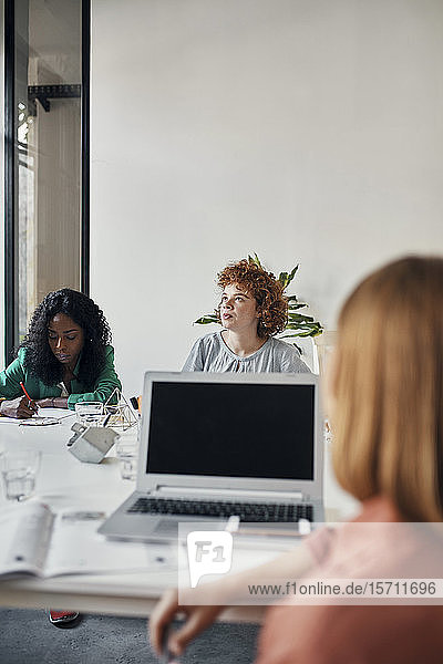 Geschäftsfrauen mit einer Sitzung im Amt