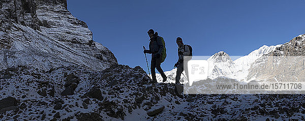 Wanderer am Chonbarden-Gletscher  Dhaulagiri-Rundwanderung  Himalaya  Nepal