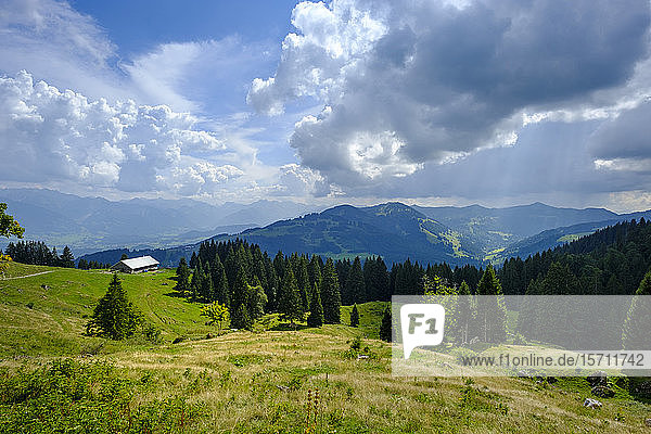 Deutschland  Bayern  Wolken über einsamer Hütte in den Allgäuer Alpen