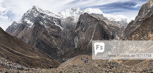 Wanderer auf dem Tsaurabong-Gipfel  italienisches Basislager  Dhaulagiri-Rundwanderung  Himalaya  Nepal