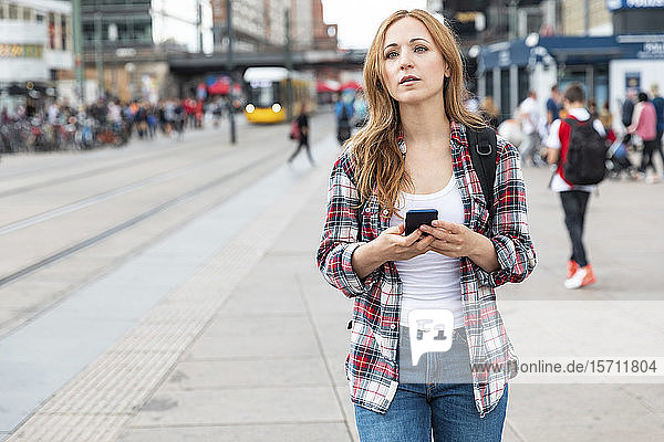Frau mit Smartphone in der Stadt  Berlin  Deutschland