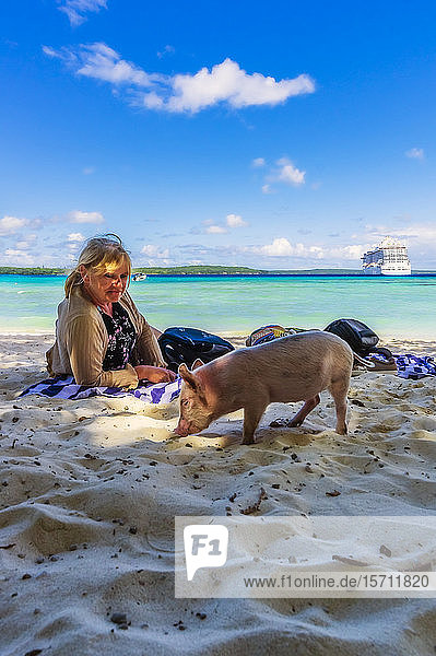 Neukaledonien  Lifou  Frau und Ferkel am Strand