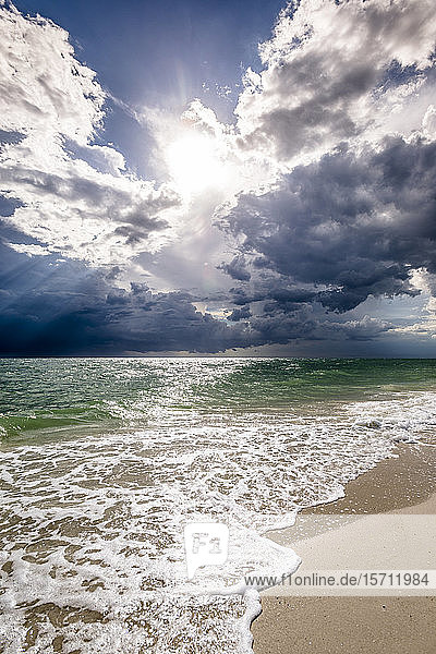 USA  Florida  Sonne scheint über dem Sandstrand der Küste des Golfs von Mexiko