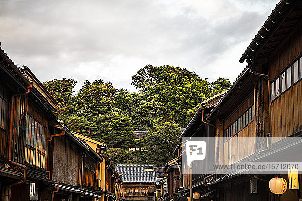 Japan  Präfektur Ishikawa  Kanazawa  Zwei Reihen traditioneller japanischer Häuser