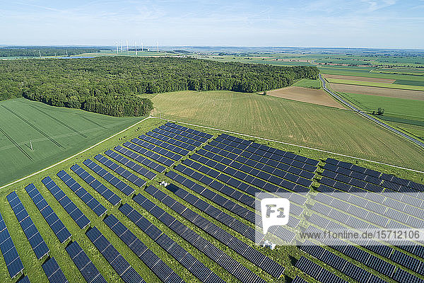 Deutschland  Bayern  Luftaufnahme eines Solarparks auf dem Land im Frühling