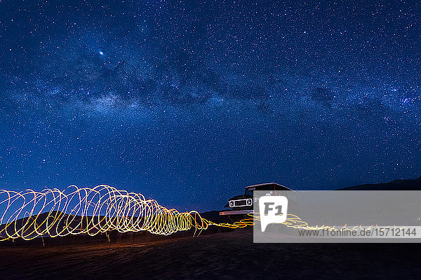 Indonesien Ost-Java Spiralförmige Lichtspuren vor einem nachts im Bromo Tengger Semeru-Nationalpark geparkten Auto