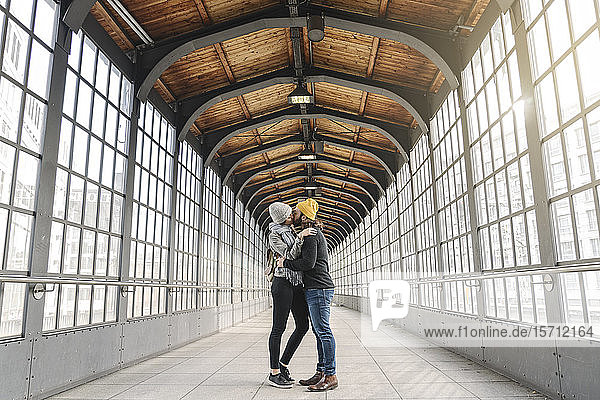 Junges Paar küsst sich in einer U-Bahn-Station  Berlin  Deutschland