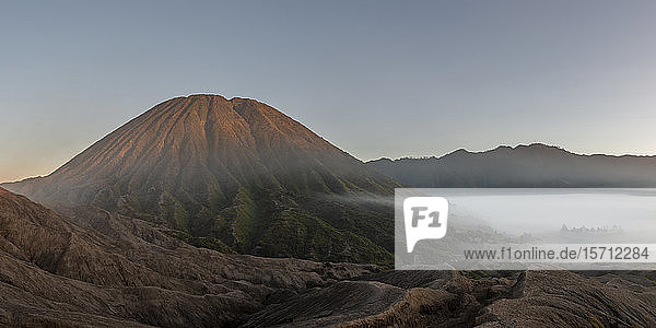 Indonesien Ost-Java Luftpanorama des im Morgennebel gehüllten Mount Bromo