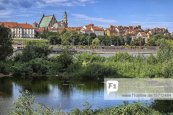 Polen  Woiwodschaft Masowien  Warschau  bewachsenes Weichselufer mit der Skyline der Warschauer Altstadt im Hintergrund