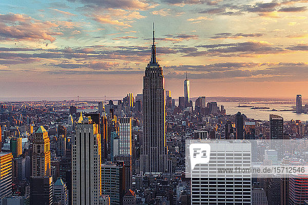 USA New York New York City Blick auf die Wolkenkratzer von Manhattan bei Sonnenuntergang