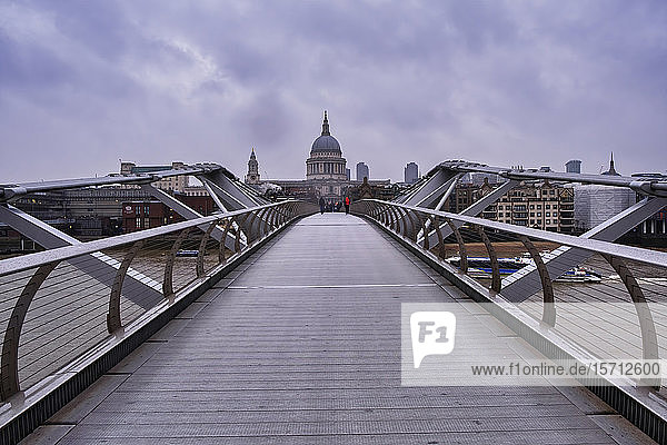 Großbritannien  England  London  abnehmende Perspektive der Millenniumsbrücke mit der Saint-Pauls-Kathedrale im Hintergrund