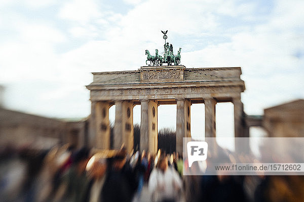 Deutschland  Berlin  Menschenmenge vor dem Brandenburger Tor