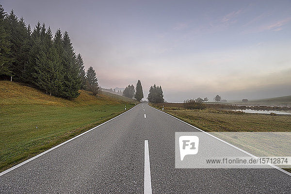 Deutschland  Bayern  Garmisch-Partenkirchen  Abnehmende Perspektive einer leeren Autobahn am Herbstmorgen