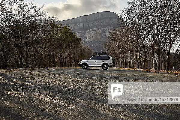4x4 geparkt an einer Landstraße mit einem Berg im Hintergrund  Limpopo  Südafrika