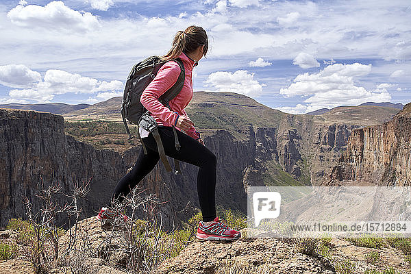 Frau wandert auf dem Gipfel eines Hügels an den Maletsunyane-Fällen  Lesotho