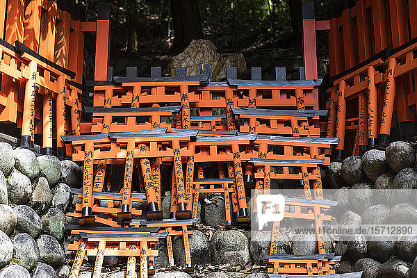 Japan  Präfektur Kyoto  Stadt Kyoto  Opfergaben im Fushimi Inari-taisha-Tempel
