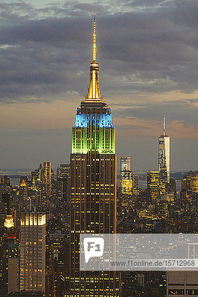 USA  New York  New York City  Empire State Building in der Abenddämmerung beleuchtet