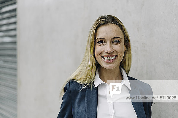 Porträt einer glücklichen jungen Geschäftsfrau