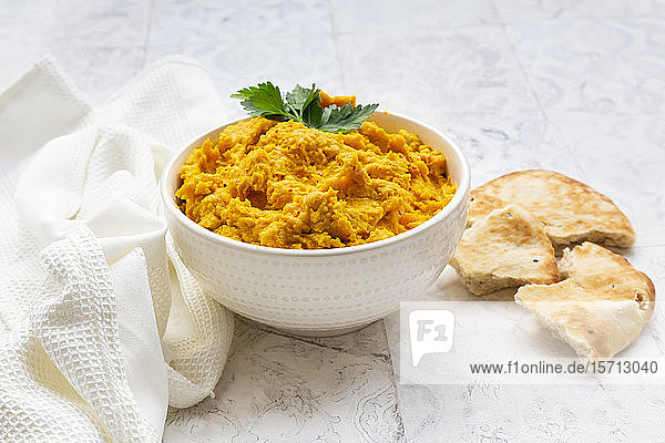 Kürbis-Hummus mit Petersilie und Fladenbrot