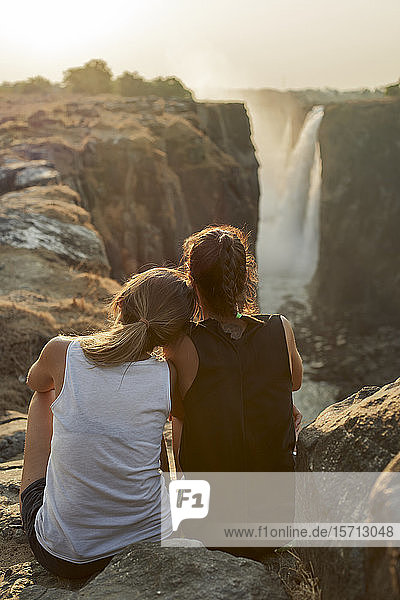 Zwei Frauen genießen die Aussicht auf die Victoriafälle  Simbabwe