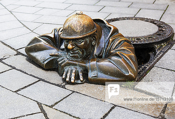 Slowakei  Bratislava  Bronzeskulptur eines Mannes im Schacht