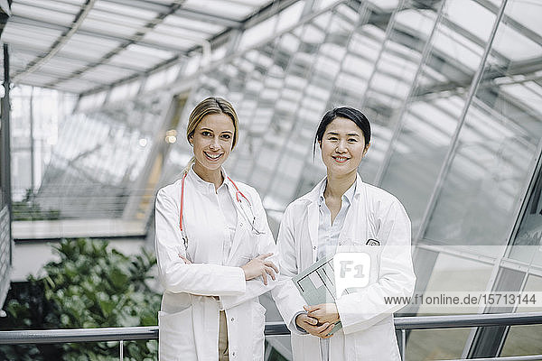 Porträt von zwei lächelnden Ärztinnen