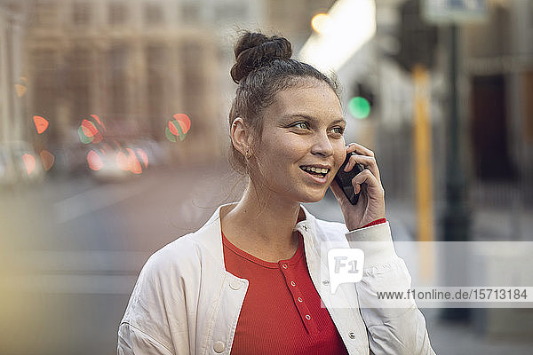 Junge Frau am Telefon in der Stadt