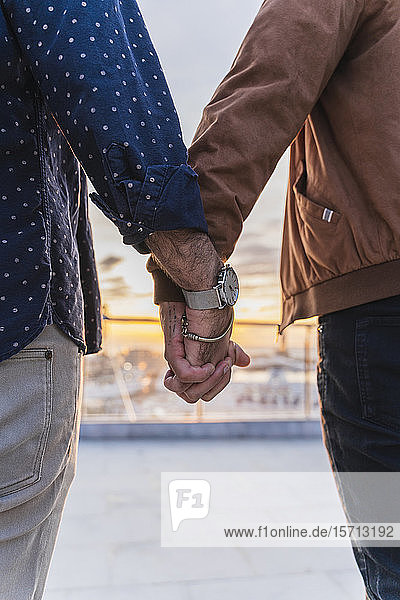 Nahaufnahme eines schwulen Paares  das Händchen hält