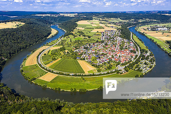Deutschland  Bayern  Binau  Luftaufnahme eines Flusses  der sich um eine Landstadt wölbt