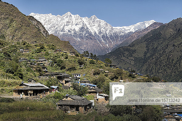 Dobang mit den Dhaulagiri-Bergen  Dhaulagiri-Rundwanderung  Himalaya  Nepal