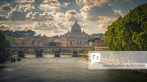 Petersdom und Tiber  Vatikan  Rom  Italien  Europa