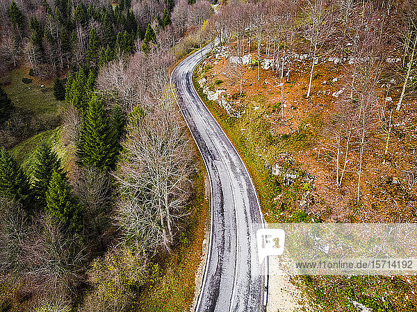 Italien  Trentino  Trento  Luftaufnahme einer leeren Autobahn in den europäischen Alpen im Herbst