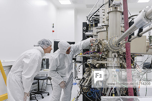 Labortechniker  die im Labor des Wissenschaftszentrums an einem Gerät arbeiten