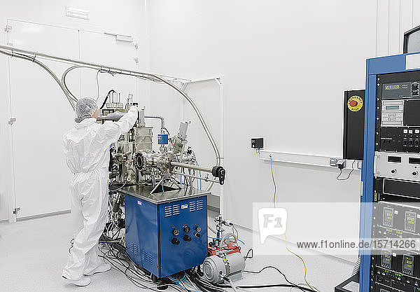 Labortechniker  der im Labor des Wissenschaftszentrums an einem Gerät arbeitet
