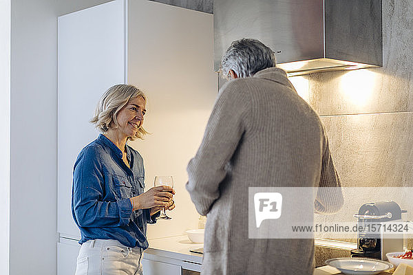 Reifere Paare bereiten das Abendessen zu Hause in der Küche zu