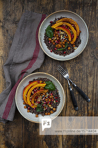 Schalen aus Quinoa mit gebackenem Kürbis  Kichererbsen  Granatapfel  Basilikum  Walnüssen und Kürbiskernen