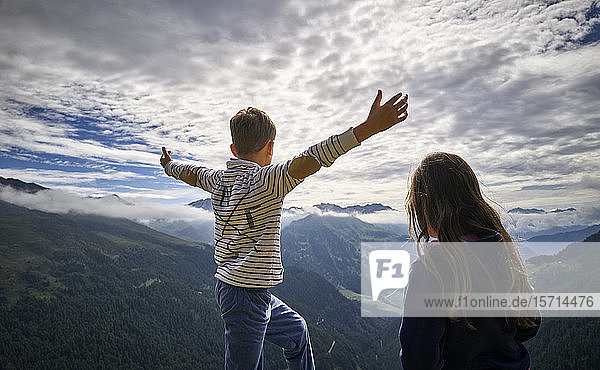 Junge und Mädchen am Timmelsjoch  Südtirol  Italien
