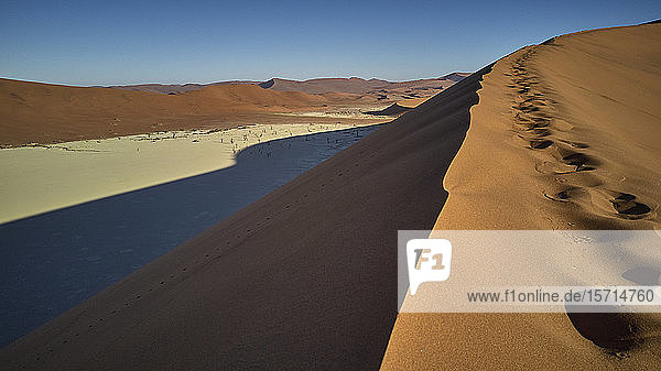 Luftaufnahme der orangefarbenen Sanddünen in der Namib-Wüste  Namibia