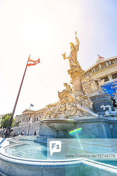 Österreich  Wien  Pallas-Athena-Brunnen vor dem Parlamentsgebäude