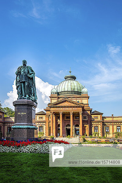 Deutschland  Hessen  Bad Homburg vor der Hohe  Statue von Kaiser Wilhelm I. mit Kaiser-Wilhelms-Bad im Hintergrund