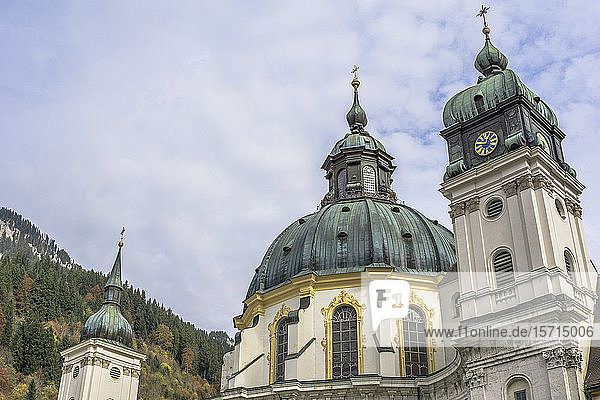 Deutschland  Bayern  Garmisch-Partenkirchen  Niedrigwinkelansicht der Kuppel und Türme der Abtei Ettal