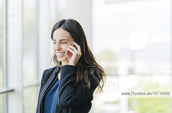 Lächelnde Geschäftsfrau beim Telefonieren