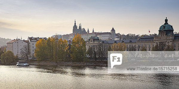 Tschechische Republik  Prag  Prager Burg und Veitsdom auf der anderen Flussseite