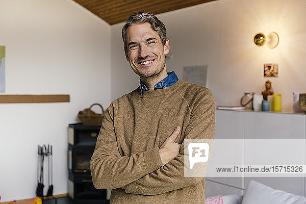 Porträt eines lächelnden Mannes zu Hause