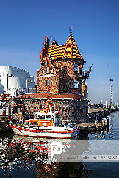 Deutschland  Mecklenburg-Vorpommern  Stralsund  Altes Gebäude und Boot im Hafen