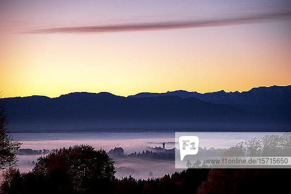 Deutschland  Bayern  Starnberger See  Eurasburg  Nebel über dem Tal