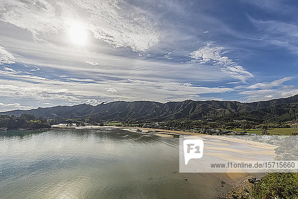 New Zealand  Tasman Region  Sun shining over Golden Bay and Ligar Bay Beach