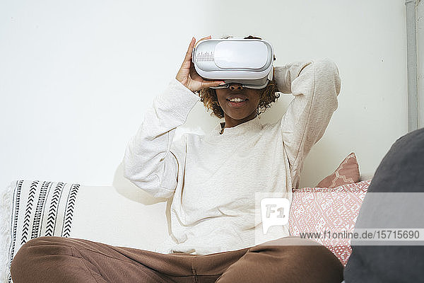 Junge Frau zu Hause mit VR-Brille